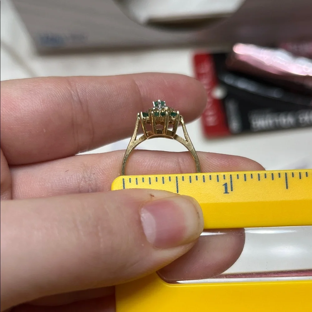 Vintage emerald and diamond 10k flower ring - Picture 11 of 12